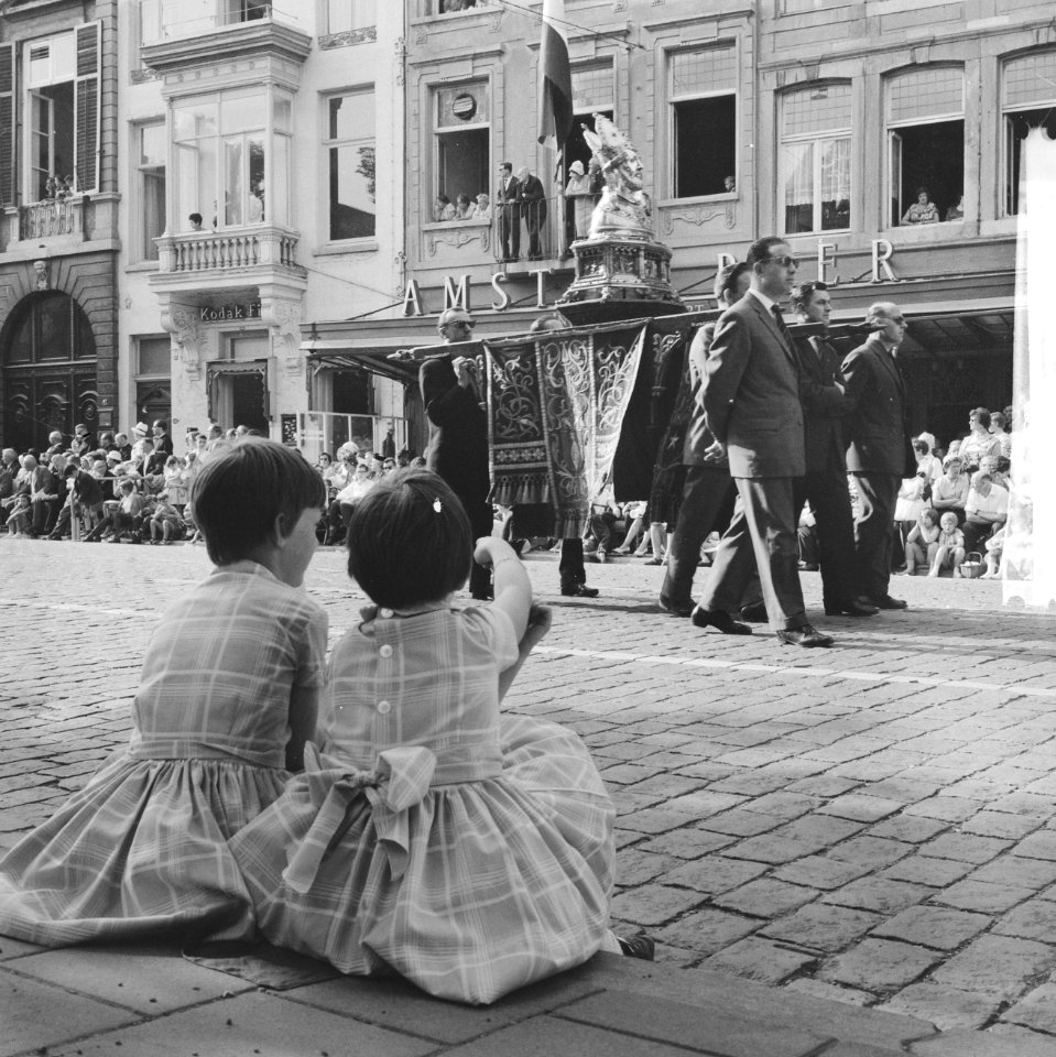 Heiligdomsvaart in Maastricht Processie Twee meisjes kijken toe, Bestanddeelnr 914-1108
