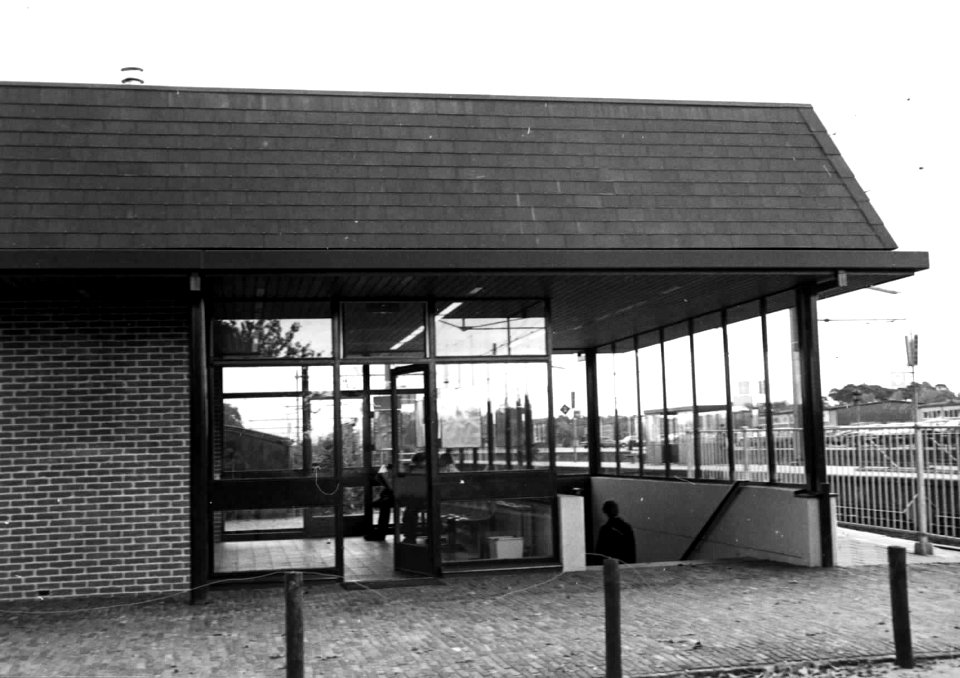 HUA-150377-Gezicht op het N.S.-station 't Harde te 't Harde met de toegang tot de perrontunnel