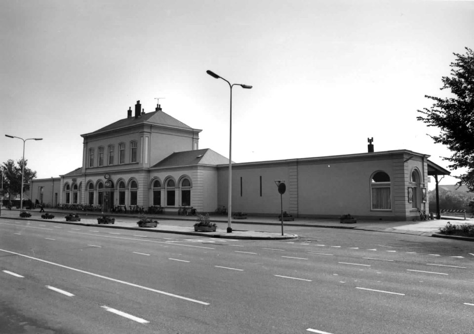 HUA-150392-Gezicht op het N.S.-station Harlingen te Harlingen