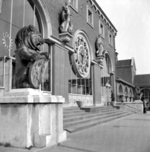 HUA-150420-Gezicht op de hoofdingang met standbeelden van het N.S.-station 's-Hertogenbosch te 's-Hertogenbosch