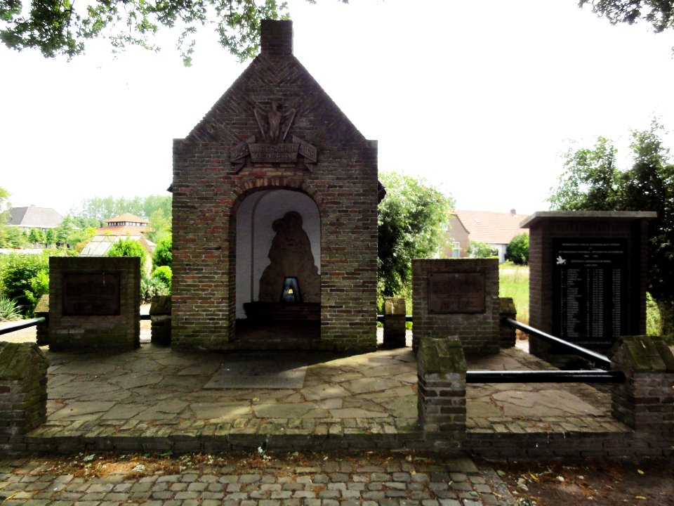Heeswijk (Bernheze) oorlogsmonument bij centrum, kapel