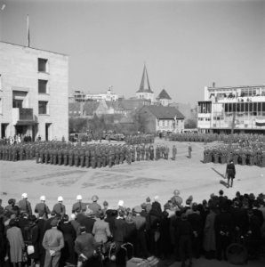 Heerlen. Koningin Wilhelma inspecteert een aantal compagniën Stoottroepen op het, Bestanddeelnr 900-4148