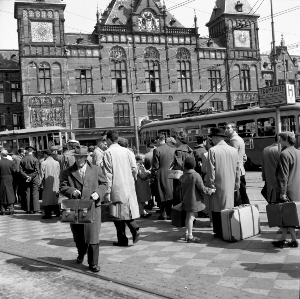 HUA-150061-Afbeelding van een tramhalte op het Stationsplein voor het N.S-station Amsterdam C.S. te Amsterdam