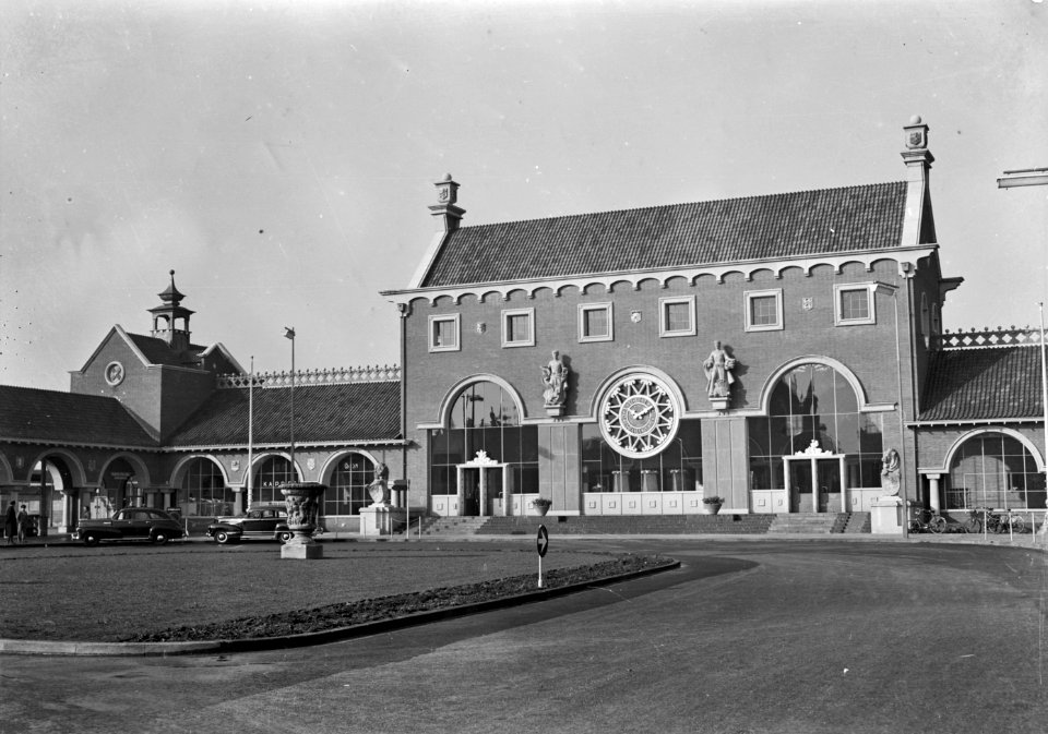 HUA-150416-Gezicht op een gedeelte van de voorgevel van het N.S.-station 's Hertogenbosch te 's Hertogenbosch