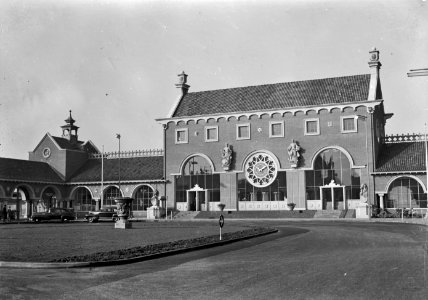 HUA-150416-Gezicht op een gedeelte van de voorgevel van het N.S.-station 's Hertogenbosch te 's Hertogenbosch