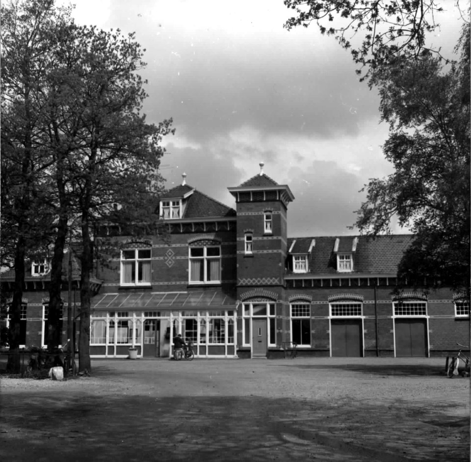 HUA-150141-Gezicht op de voorgevel van het N.S.-station Barneveld Dorp te Barneveld. N.B. De naam Barneveld Dorp is per 31-5-1981 gewijzigd in Barneveld Centrum