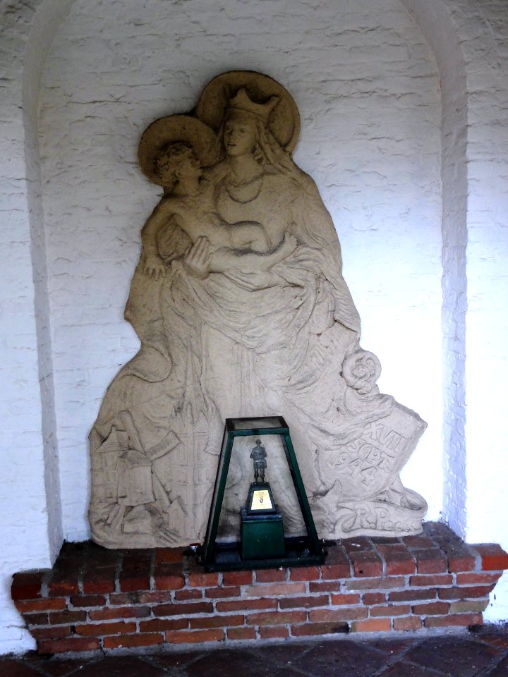 Heeswijk (Bernheze) oorlogsmonument bij centrum, beeld Maria met Jesuskind