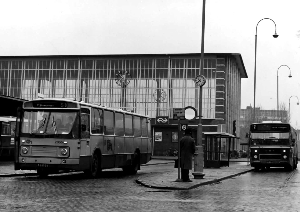 HUA-150054-Afbeelding van bussen voor het N.S.-station Amsterdam Amstel te Amsterdam