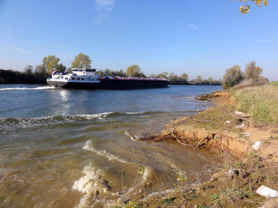 Heijen (Gennep) Zuidereiland, Maas met schip Kalahari Zwijndrecht