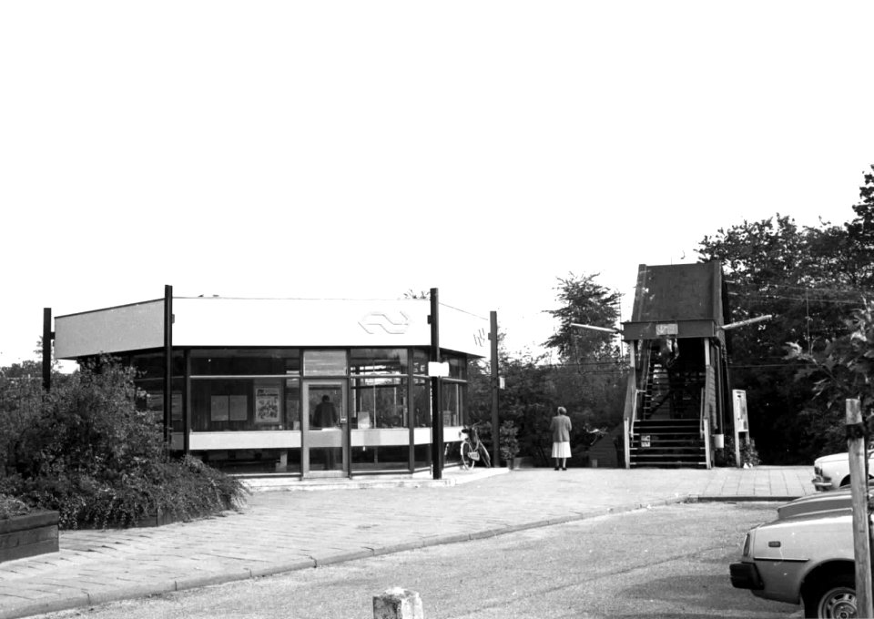 HUA-150179-Gezicht op het NS station Bussum Zuid te Bussum met rechts de voetgangersbrug naar het tweede perron