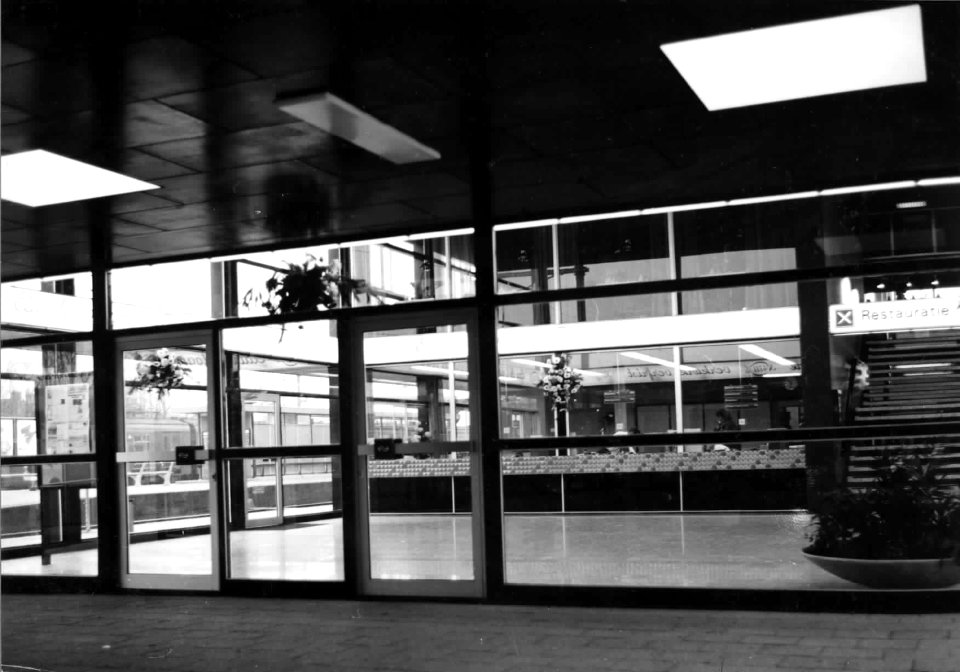 HUA-150151-Interieur van het N.S.-station te Bergen op Zoom- stationshal