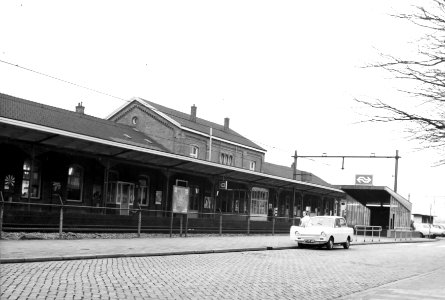 HUA-150188-Gezicht op het N.S.-station en de toegang tot de tunnel onder de sporen te Boxtel