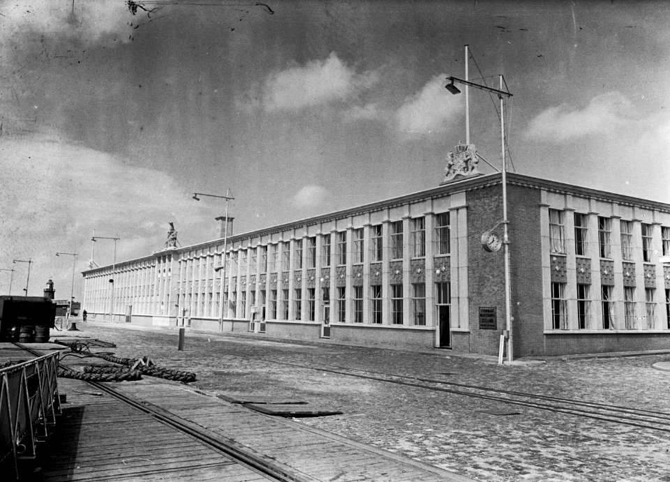 HUA-150445-Gezicht op het gebouw van de Stoomvaartmaatschappij Zeeland SZM bij het NS station Hoekvan Holland Haven te Hoek van Holland