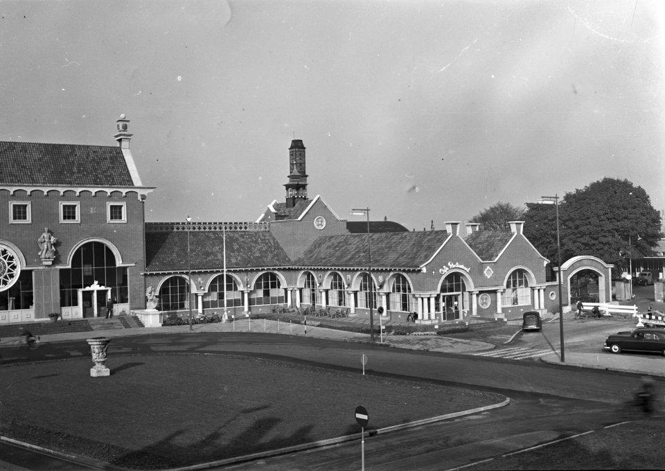 HUA-150415-Gezicht op het stationsplein en een gedeelte van een voor- en zijgevel van het N.S.-station 's-Hertogenbosch te 's-Hertogenbosch