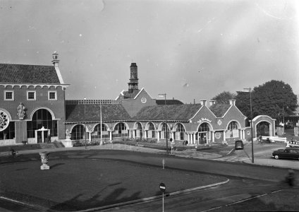 HUA-150415-Gezicht op het stationsplein en een gedeelte van een voor- en zijgevel van het N.S.-station 's-Hertogenbosch te 's-Hertogenbosch