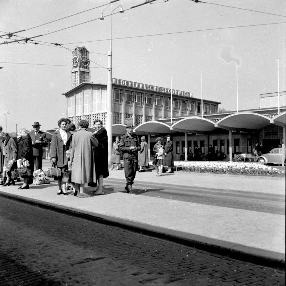 HUA-150113-Afbeelding van een trolleybushalte op het Stationsplein te Arnhem met op de achtergrond het N.S.-station Arnhem