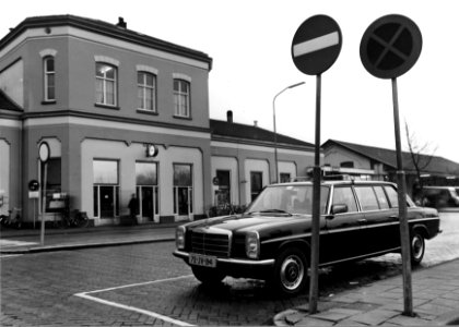 HUA-150123-Afbeelding van een taxi voor het N.S.-station te Assen