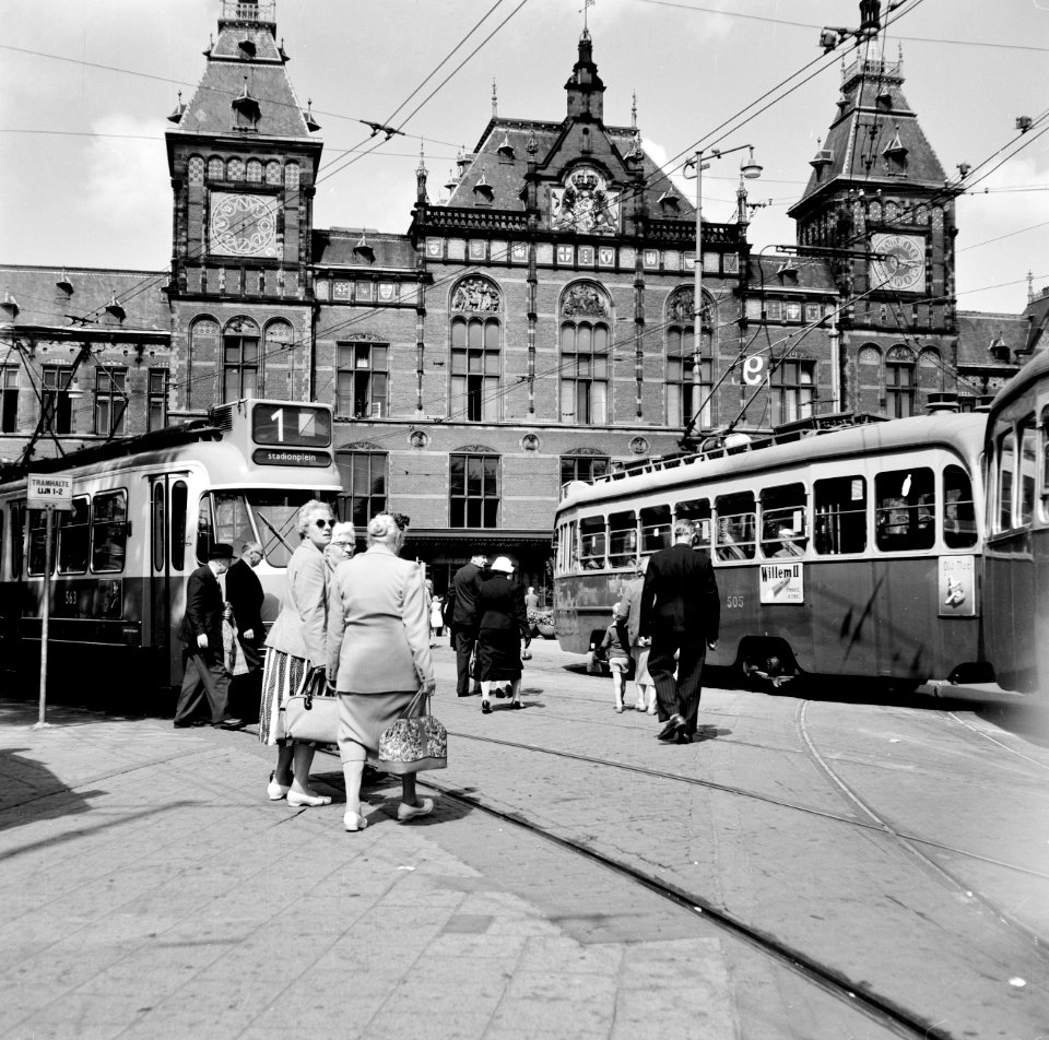 HUA-150063-Afbeelding van trams voor het N.S-station Amsterdam C.S. te Amsterdam