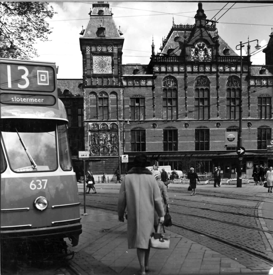 HUA-150066-Afbeelding van een tram en een gedeelte van de voorgevel van het N.S-station Amsterdam C.S. te Amsterdam
