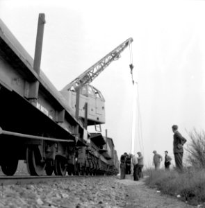 HUA-150362-Gezicht op het plaatsen van een bovenleidingsportaal door een ploeg van Weg & Werken van de N.S. tijdens de werkzaamheden ten behoeve van de electrificatie van de spoorlijn Roosendaal - Essen (België)