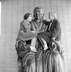 Heer van Hoogendorp (beeld) vertelde twee meisjes zijn verhalen, Bestanddeelnr 914-1037