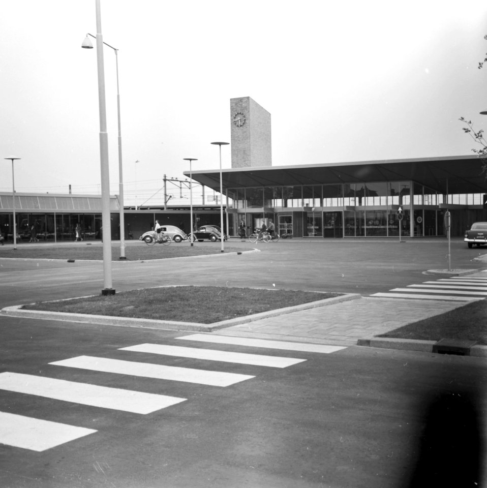 HUA-150164-Gezicht op het stationsplein en het NS station te Beverwijk