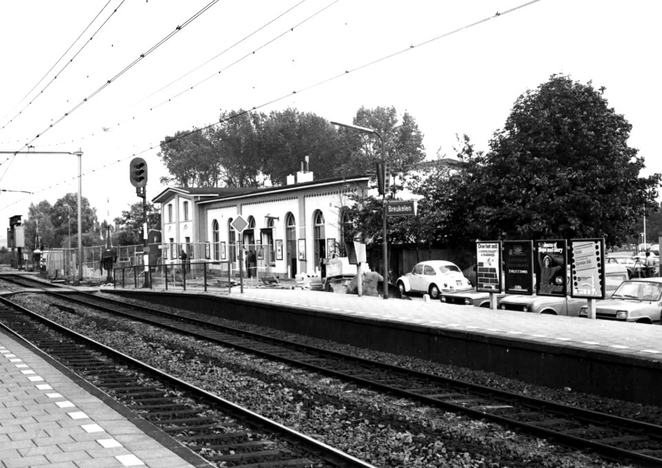 HUA-150176-Gezicht op de perronzijde van het N.S.-station Breukelen te Breukelen. Voor het stationsgebouw is een begin gemaakt met de nieuwbouw