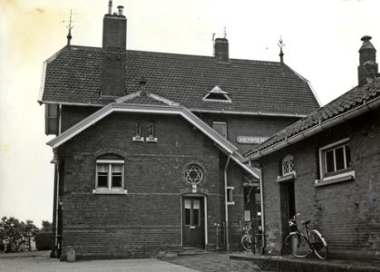 HUA-150410-Gezicht op een zijgevel van het N.S.-station te Hemmen-Dodewaard