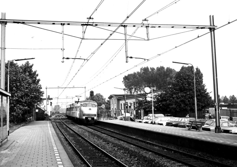 HUA-150174-Gezicht op de perrons van het N.S.-station Breukelen te Breukelen met een electrisch treinstel plan V (mat. 1964) van de N.S. Ter hoogte van het oude stationsgebouw is een begin gemaakt met de nieuwbo