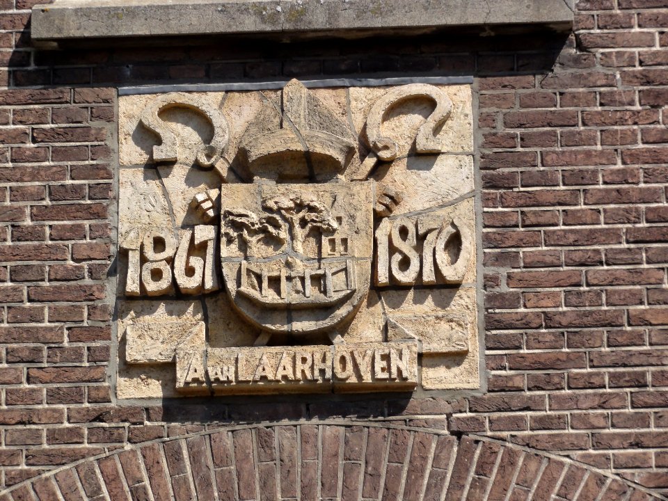 Heeswijk abdij Berne, Rijksmonument 520573 2e kloostergebouw, gevelrelief