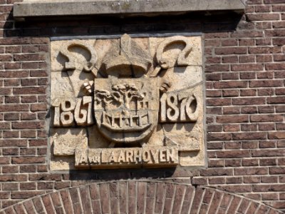 Heeswijk abdij Berne, Rijksmonument 520573 2e kloostergebouw, gevelrelief