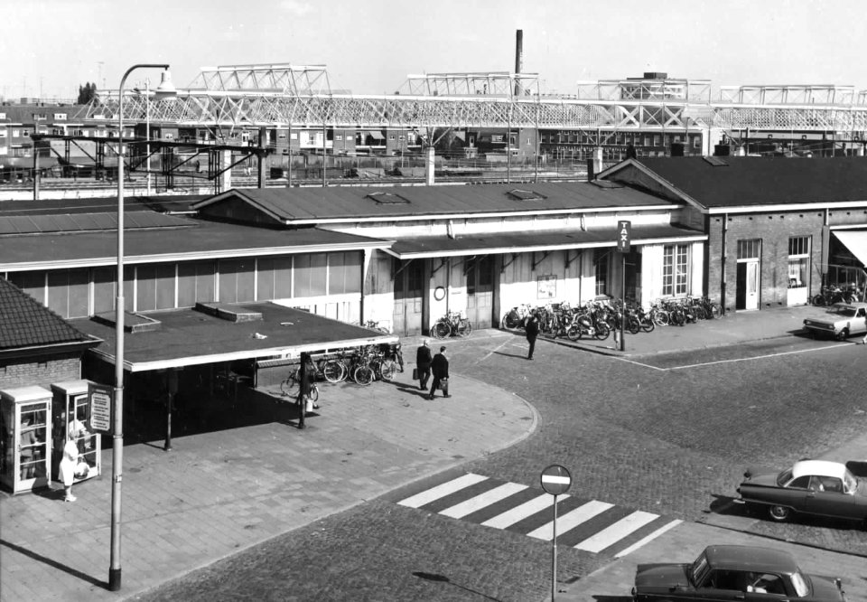 HUA-150192-Gezicht op een gedeelte van het N.S.-station Breda te Breda met een voetgangersoversteekplaats en fietsenstalling