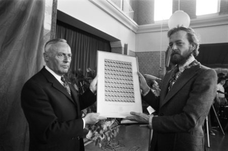Heer Leeman (directeur generaal PTT) biedt jubileumzegels Amsterdam 700 aan aa, Bestanddeelnr 927-7788