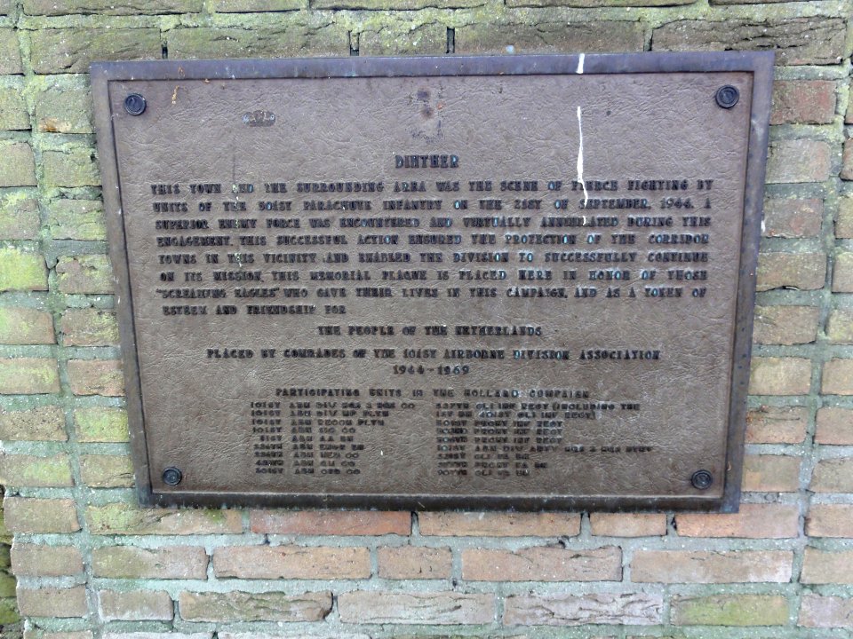 Heeswijk (Bernheze) oorlogsmonument bij centrum, gedenkplaat Dinther
