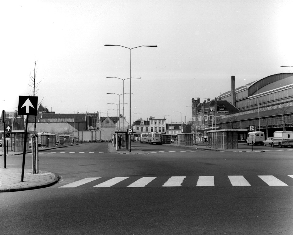 HUA-150369-Gezicht op het busstation aan het Stationsplein te Haarlem Rechts een gedeelte van het NS station Haarlem