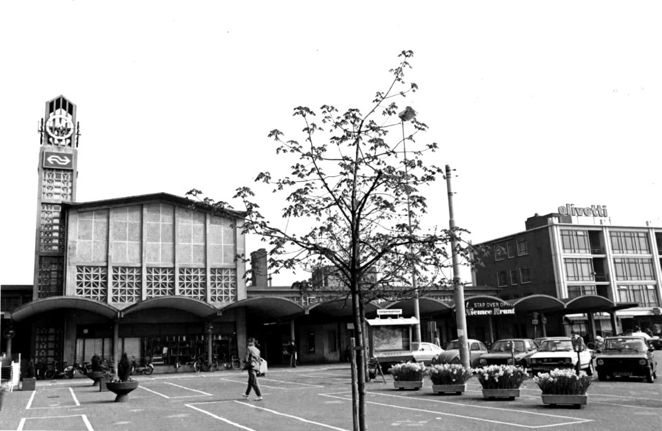 HUA-150117-Gezicht op het Stationsplein en het N.S.-station Arnhem te Arnhem