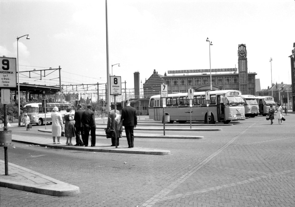 HUA-150118-Gezicht op het streekbusstation bij het N.S.-station Arnhem te Arnhem