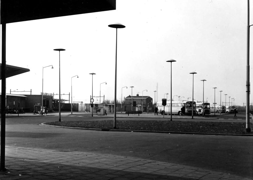 HUA-150166-Gezicht op het busstation bij het stationsplein te Beverwijk