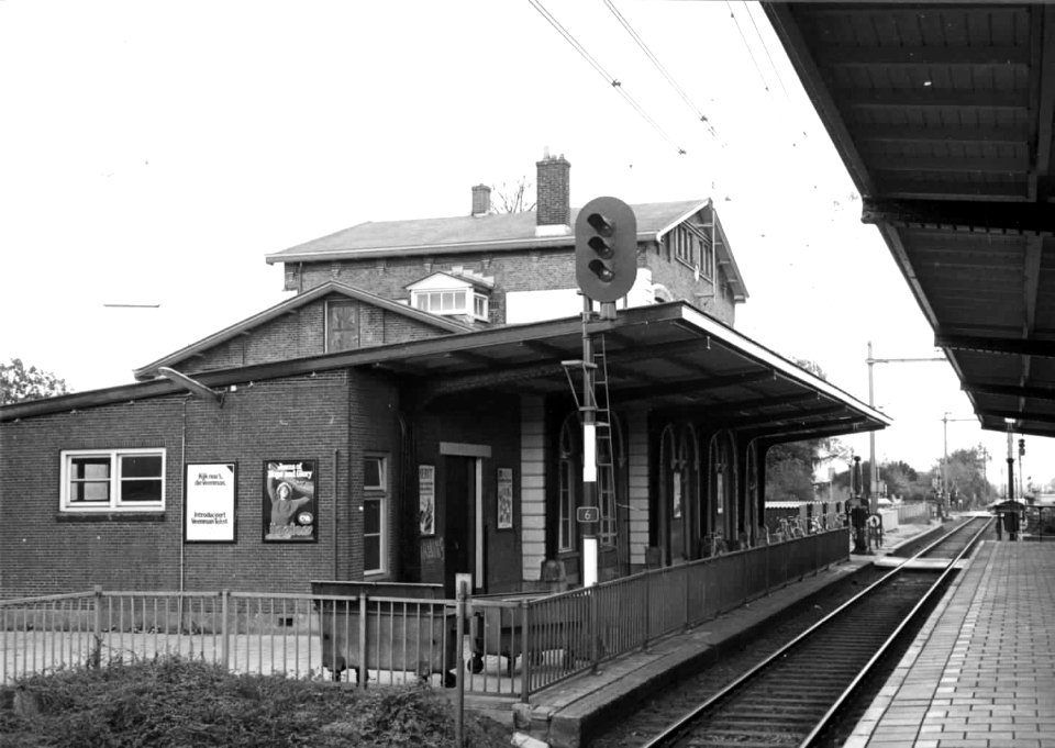 HUA-150384-Gezicht op de zij en perrongevel van het NS station Harderwijk te Harderwijk