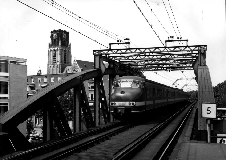 HUA-151885-Afbeelding van een electrisch treinstel mat. 1964 (plan T) van de N.S. bij het N.S-station Rotterdam Blaak te Rotterdam