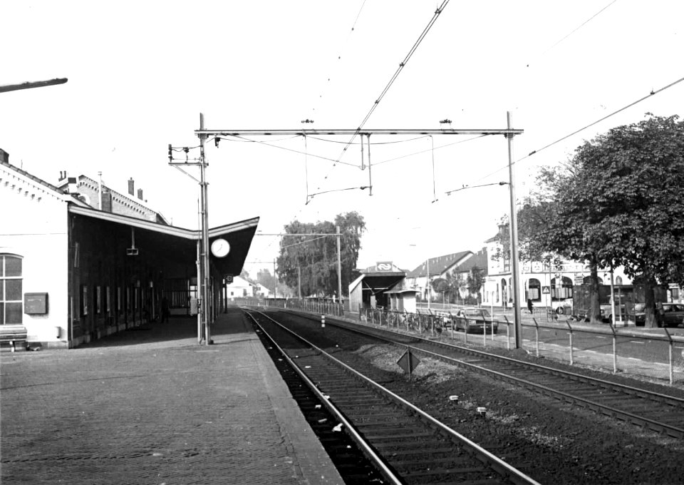 HUA-150173-Gezicht op het perronl en de toegang tot de perrontunnel van het N.S.-station Boxtel te Boxtel