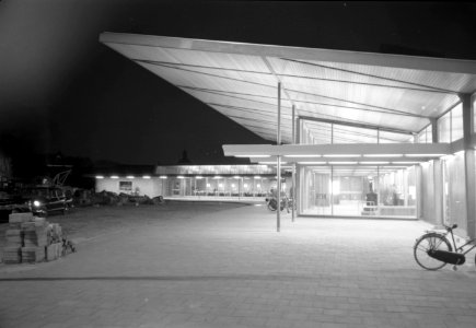 HUA-150165-Gezicht op de ingang van het N.S.-station Beverwijk te Beverwijk bij avond