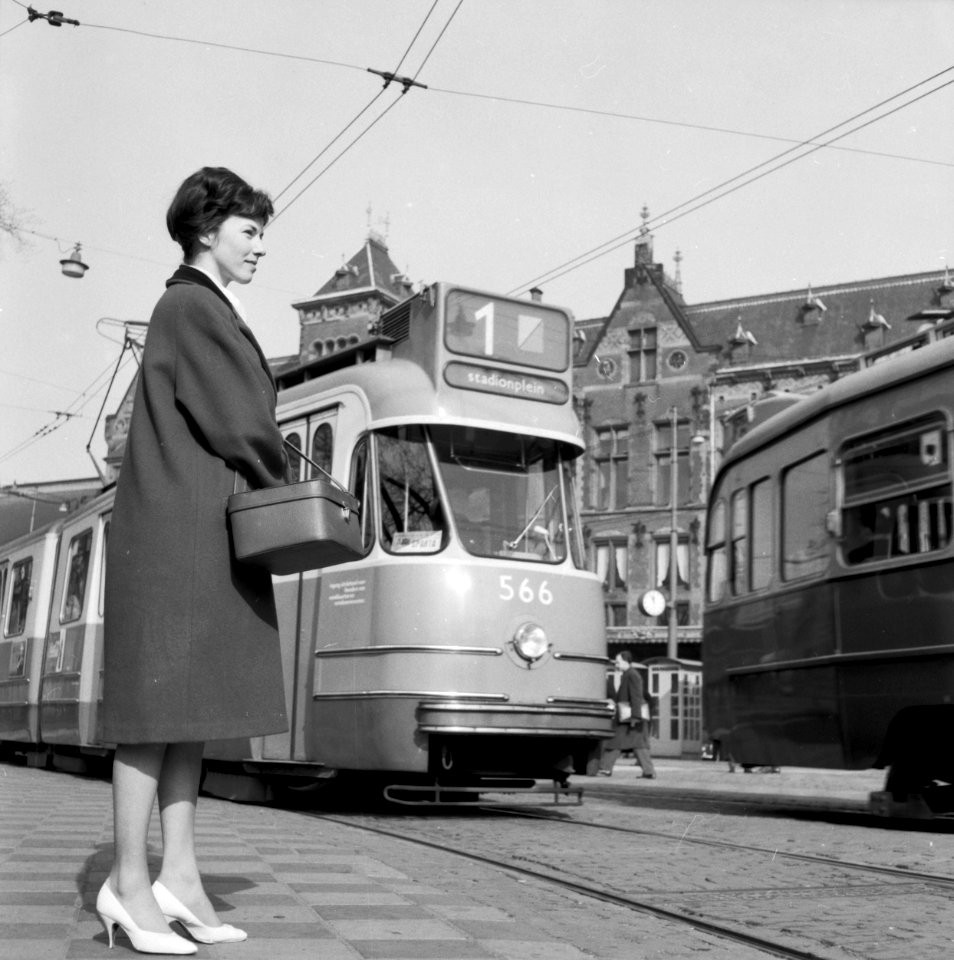HUA-150059-Afbeelding van een tram op het Stationsplein met op de achtergrond het N.S-station Amsterdam C.S. te Amsterdam 