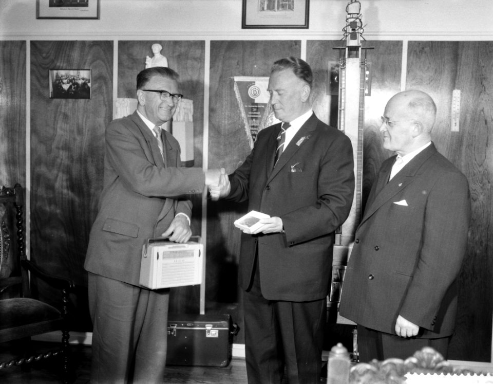 Ir. A. van Emmenes ontvangt een transistorradio en een legpenning, Bestanddeelnr 910-4024