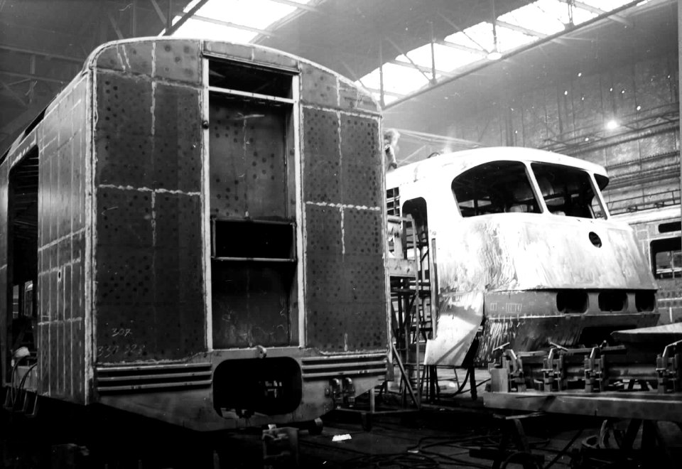 HUA-151815-Afbeelding van de bouw van twee electrische treinstellen (Plan Y 'Sprinter') in de Talbotfabriek te Aken