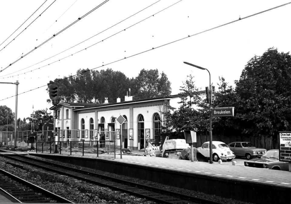 HUA-150177-Gezicht op de perronzijde van het NS station Breukelen te Breukelen Voor het stationsgebouw is een begin gemaakt met de nieuwbouw