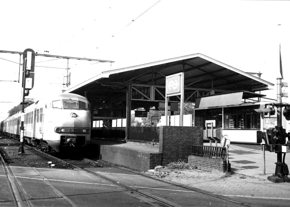 HUA-150180-Gezicht op het N.S.-station Bilthoven te Bilthoven met een trein bestaande uit electrische treinstellen mat. 1964 (plan V) van de N.S