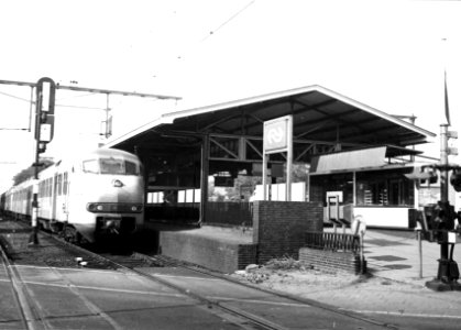 HUA-150180-Gezicht op het N.S.-station Bilthoven te Bilthoven met een trein bestaande uit electrische treinstellen mat. 1964 (plan V) van de N.S