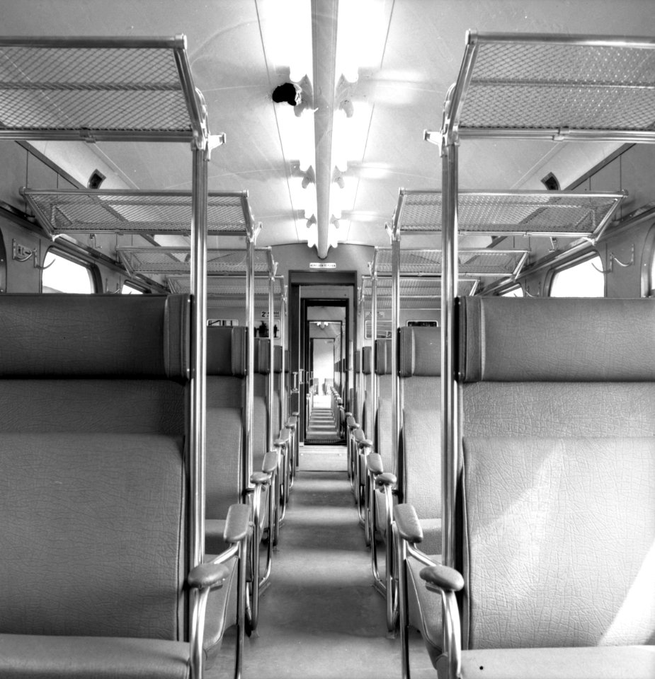 HUA-151748-Interieur van het BDk rijtuig compartiment niet roken 2e klasse van een electrisch treinstel Mat 1954 plan F van de NS te Arnhem