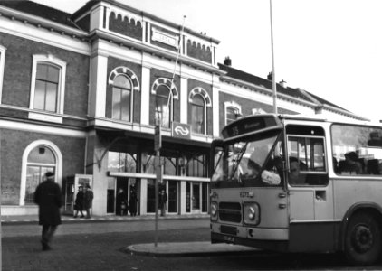 HUA-150428-Gezicht op een bushalte bij de voorgevel van het in 1874 gebouwde N.S.-station Hilversum te Hilversum